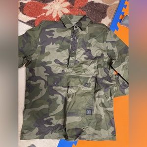 Men’s collard shirt with front pocket.